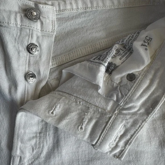 Levi's Classic White Jean Shorts - Picture 3 of 5